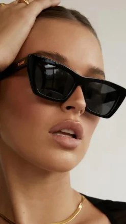 The Gisele Sunglasses - Black / Smoke